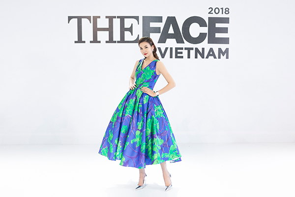 Bộ 3 HLV The Face đọ sắc trong trang phục họa tiết nhiệt đới rực rỡ